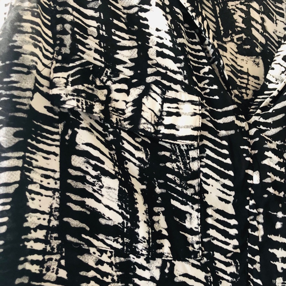 Abstract-patterned sleeveless blouse - Picture 4 of 4